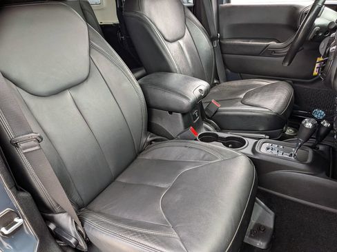Used 2017 Jeep Wrangler Unlimited Sahara AWD/4WD image 27
