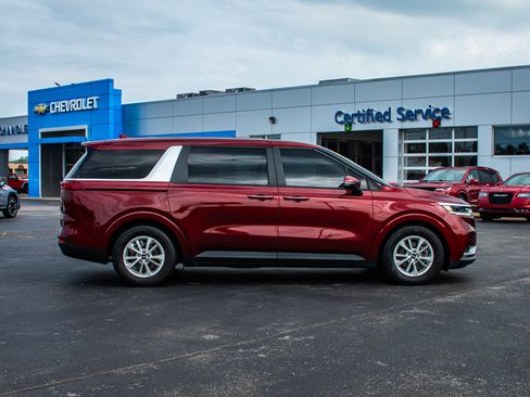 Used 2023 Kia Carnival LX image 10