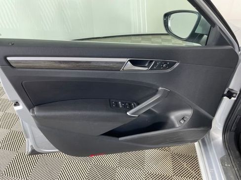 Used 2018 Volkswagen Passat 2.0T SE FWD image 11