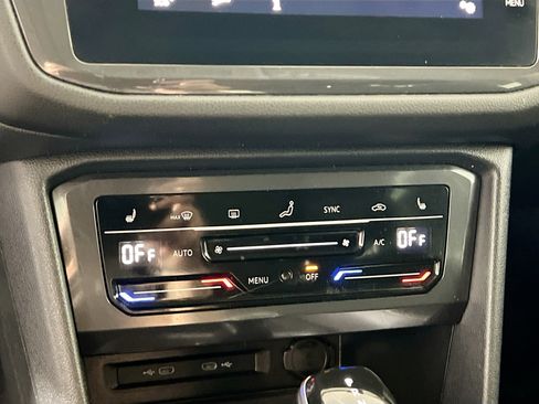 Used 2022 Volkswagen Tiguan SE image 27