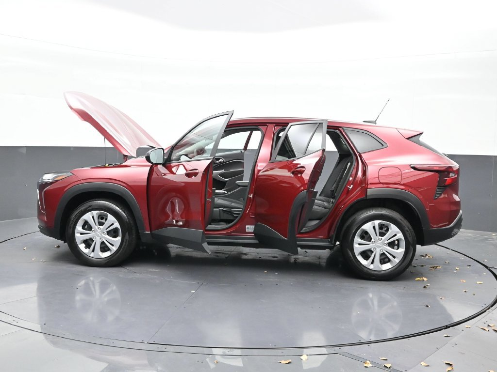 Used 2025 Chevrolet Trax LS FWD image 30