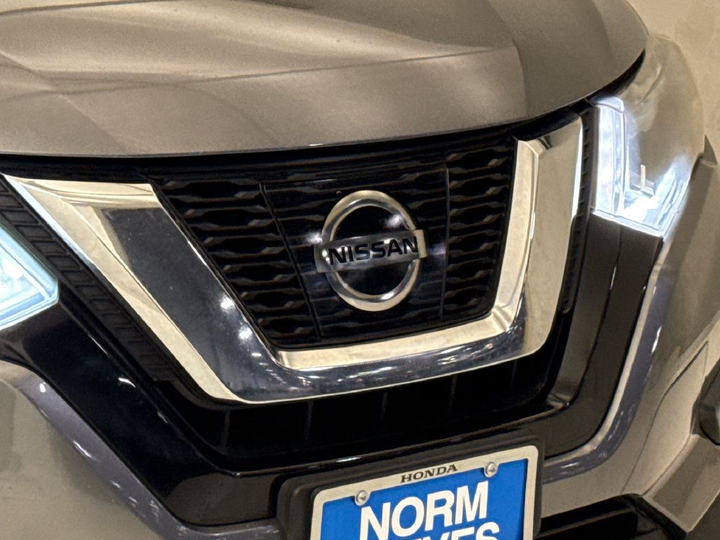 Used 2017 Nissan Rogue SV w/ Midnight Edition FWD image 6
