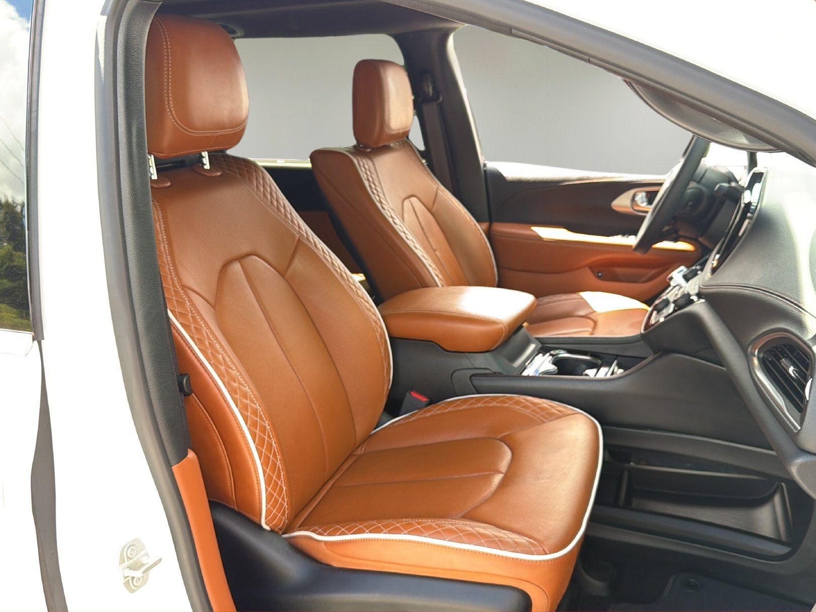 Used 2024 Chrysler Pacifica Pinnacle FWD image 21