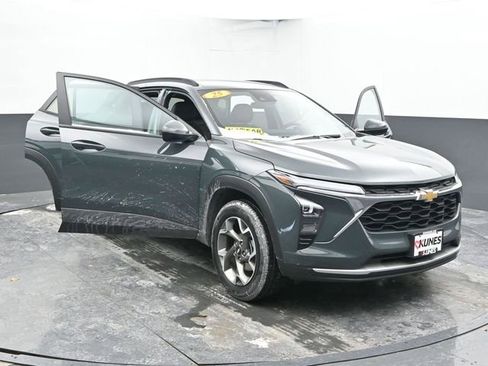 Used 2025 Chevrolet Trax LT image 50