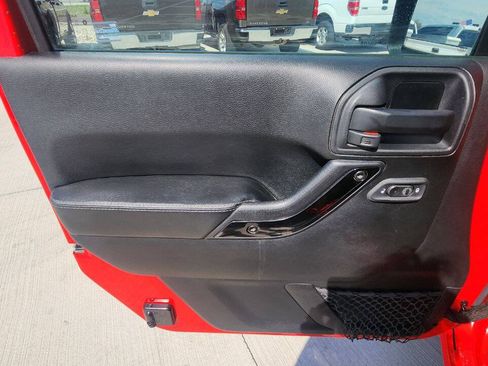 Used 2017 Jeep Wrangler Unlimited Sahara AWD/4WD image 11