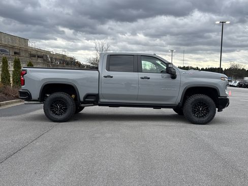 Used 2024 Chevrolet Silverado 2500 ZR2 w/ Technology Package image 11