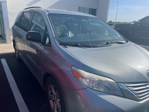 Used 2015 Toyota Sienna LE FWD image 3