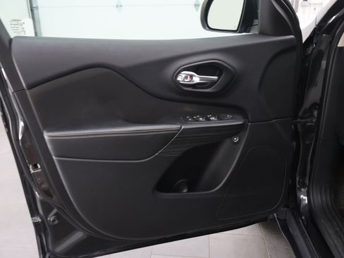 Used 2016 Jeep Cherokee Latitude w/ Cold Weather Group AWD/4WD image 33