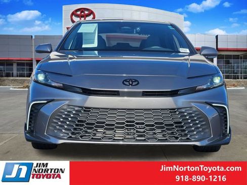 Used 2025 Toyota Camry SE image 2