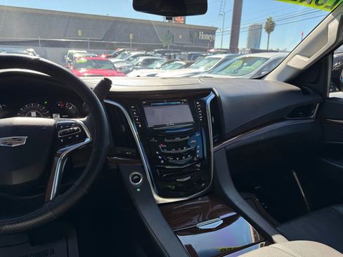 Used 2019 Cadillac Escalade Luxury image 24