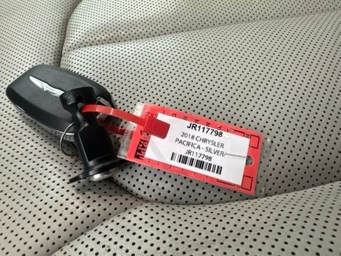 Used 2018 Chrysler Pacifica Limited FWD image 31
