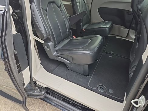 Used 2024 Chrysler Pacifica Touring-L image 73