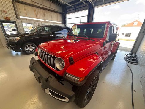 Certified 2025 Jeep Wrangler Unlimited Sahara AWD/4WD image 3