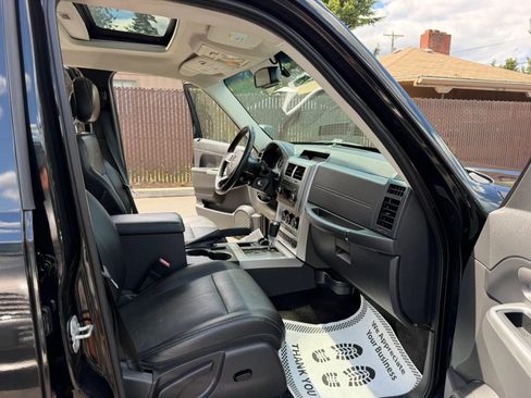 Used 2010 Jeep Liberty Limited w/ Tire & Wheel Group AWD/4WD image 14