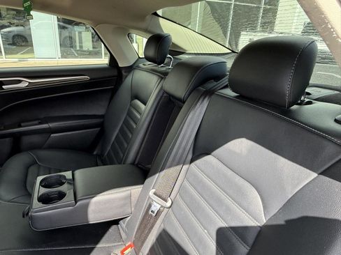 Used 2017 Ford Fusion SE FWD image 13