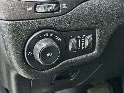 Used 2019 Jeep Cherokee Trailhawk w/ Cold Weather Group AWD/4WD image 15