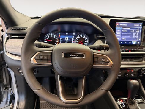 Used 2025 Jeep Compass Latitude AWD/4WD image 14