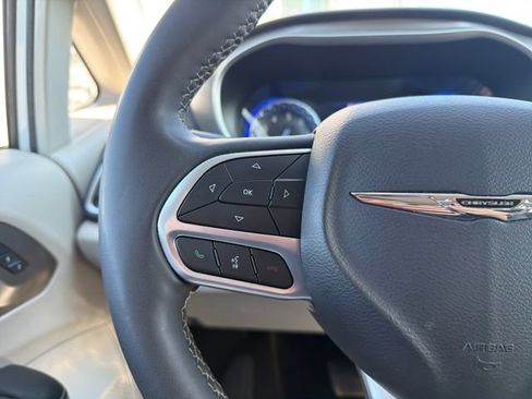 Used 2023 Chrysler Pacifica Touring-L FWD image 14