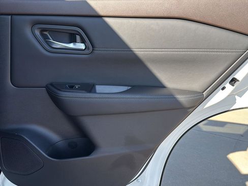 Used 2023 Nissan Rogue SL image 41