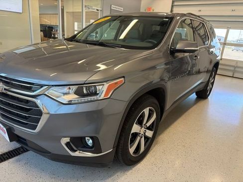 Used 2020 Chevrolet Traverse LT w/ LT Premium Package AWD/4WD image 4