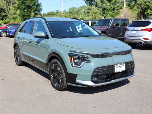 Used 2024 Kia Niro Wave w/ Wave Preserve Package FWD image 1