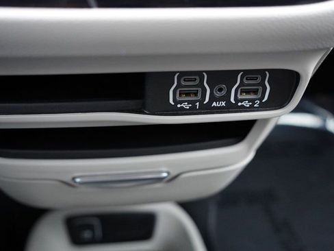 Certified 2024 Chrysler Pacifica Touring-L image 30