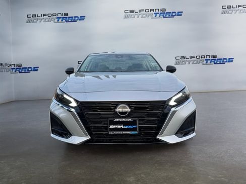 Used 2024 Nissan Altima 2.5 SV image 2