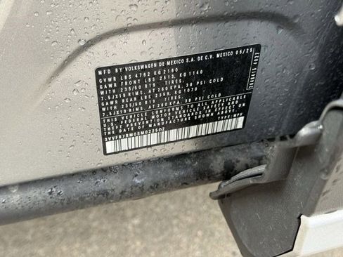 Used 2025 Volkswagen Tiguan SE image 28