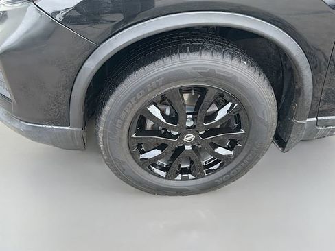 Used 2018 Nissan Rogue SV image 29