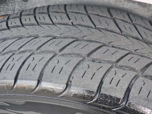 Used 2007 Cadillac Escalade EXT Base AWD 4dr Crew Cab SB w/ Information Package image 34