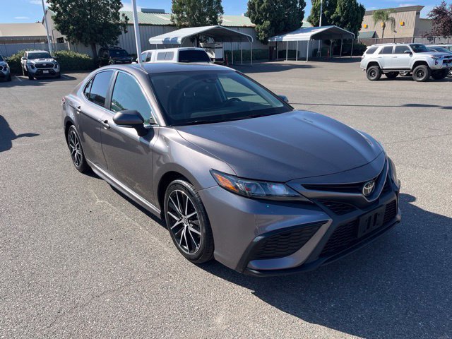 Used 2022 Toyota Camry SE FWD image 1