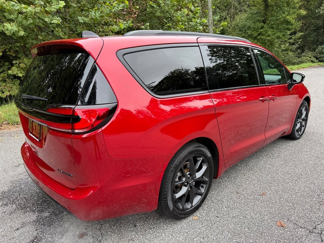 Used 2025 Chrysler Pacifica Limited FWD image 6