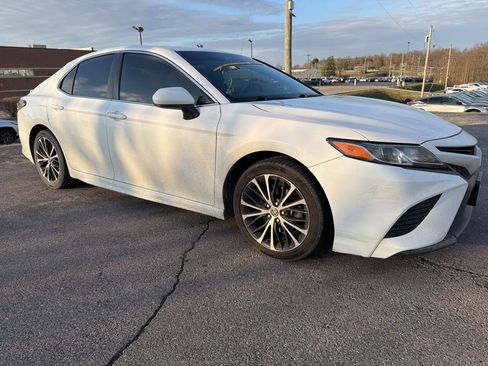 Used 2019 Toyota Camry SE image 2