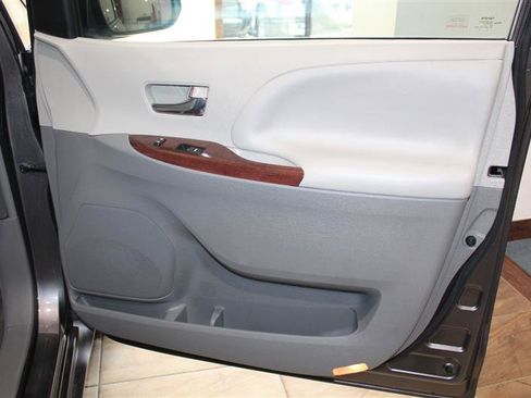 Used 2014 Toyota Sienna XLE AWD/4WD image 32