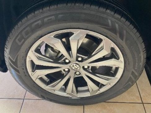 Used 2022 Toyota RAV4 XLE Premium AWD/4WD image 29