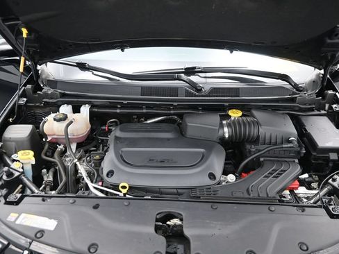 Used 2024 Chrysler Pacifica Touring-L FWD image 16