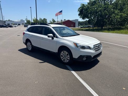 Used 2017 Subaru Outback 2.5i Premium AWD/4WD image 3