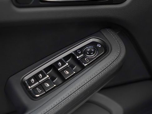 Certified 2025 Porsche Macan image 23