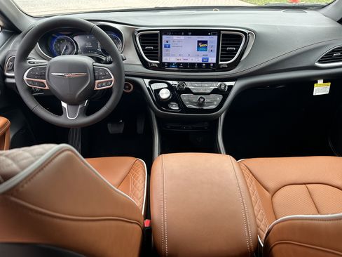 New 2026 Chrysler Pacifica Pinnacle FWD image 17