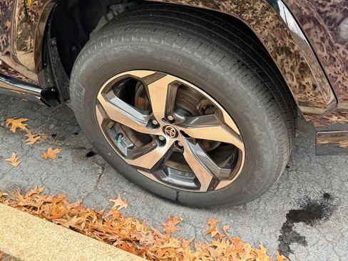 Used 2021 Toyota RAV4 SE image 5