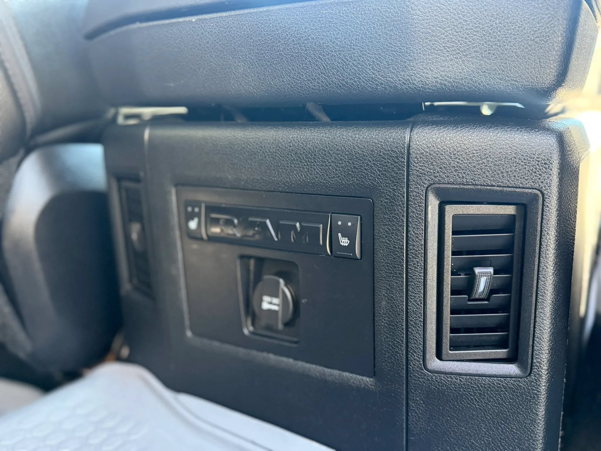 Used 2016 RAM 1500 Laramie w/ Convenience Group AWD/4WD image 17