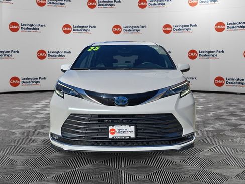 Used 2025 Toyota Sienna Platinum image 2