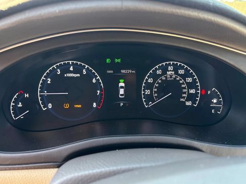 Used 2012 Hyundai Genesis 3.8 w/ Premium Pkg RWD image 9