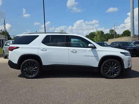 Used 2023 Chevrolet Traverse RS AWD/4WD image 2