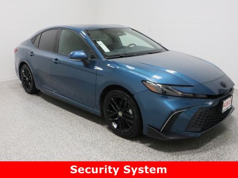 Used 2025 Toyota Camry SE image 4