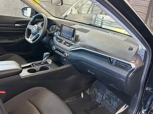 Used 2025 Nissan Altima 2.5 SV FWD image 29