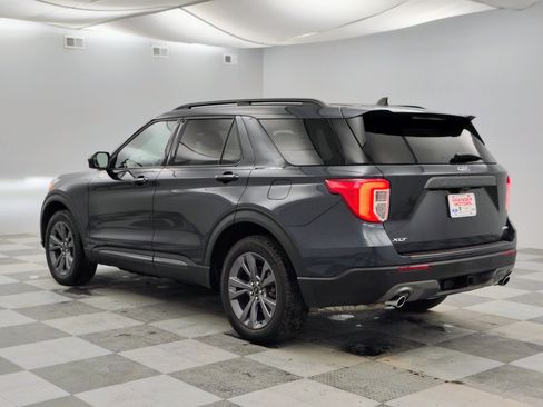 Used 2022 Ford Explorer XLT w/ Equipment Group 202A image 6