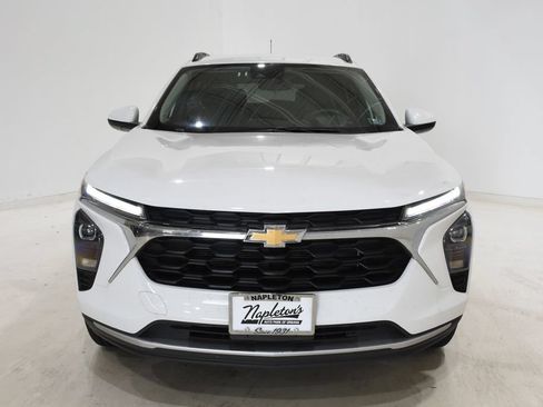 Used 2025 Chevrolet Trax LT FWD image 2