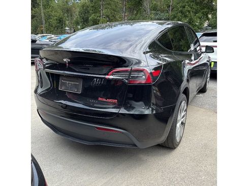 Used 2024 Tesla Model Y Long Range AWD/4WD image 3