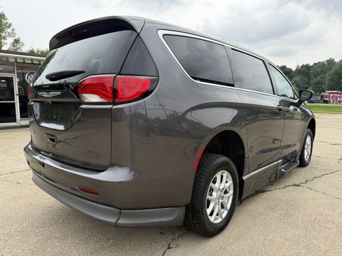Used 2022 Chrysler Voyager LX FWD image 5
